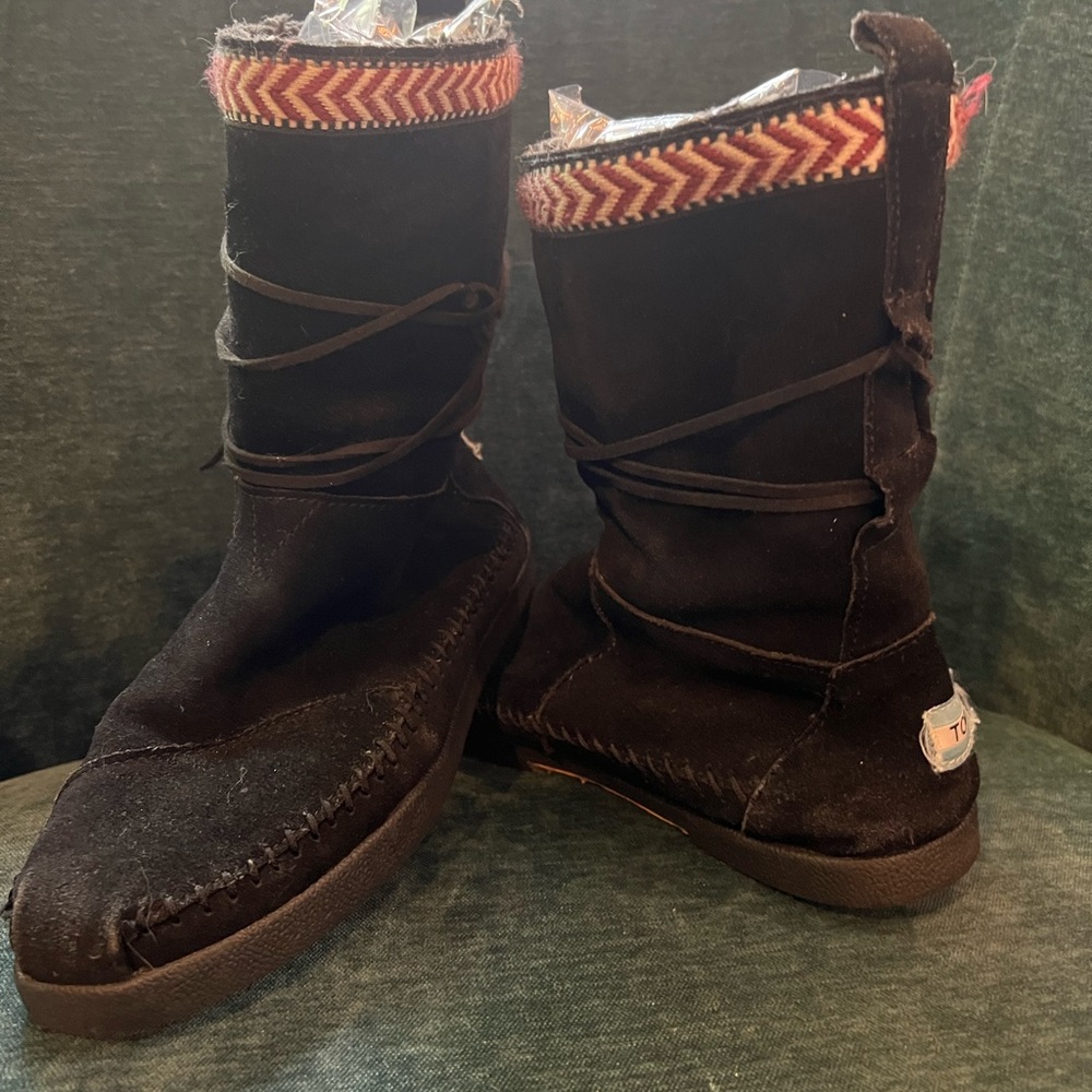 TOMS 8.5 Nepal Suede Boots Black Boho Ties